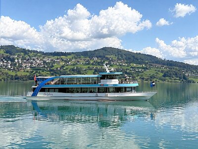 MS Delphin eignet sich für Rundfahrten, Gruppenanlässe und individuelle Veranstaltungen auf dem Hallwilersee. Sie bietet einen angenehmen Rahmen für entspannte Stunden auf dem Wasser und ist vielseitig einsetzbar.